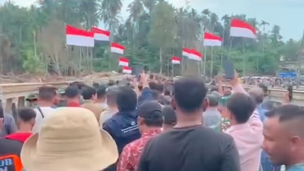 warga-mengibarkan-bendera-dan-berjalan-membaca-doa-saat-jembatan-di-biereun-tersambung-lagi-1766129107768_169