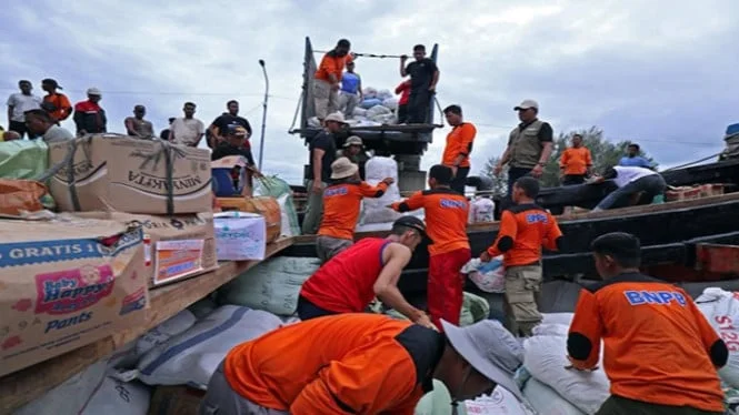 694b717384ede-penyaluran-bantuan-logistik-untuk-korban-terdampak-bencana-sumatera_medan