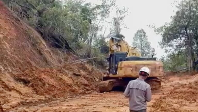 pembukaan-akses-jalan-di-perbatasan-kabupaten-tapanuli-utaratapanuli-tengah-guna-mempercepat-distribusi-logistik-dan-mobilisas-1766110439389_169 (1)