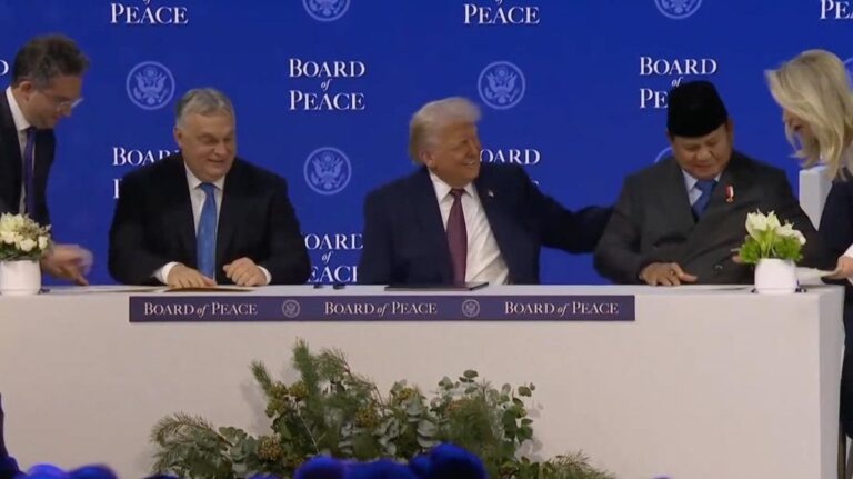 presiden-prabowo-subianto-menandatangani-piagam-dewan-perdamaian-yang-dibentuk-oleh-presiden-amerika-serikat-donald-trump-dok--1769096523106_169
