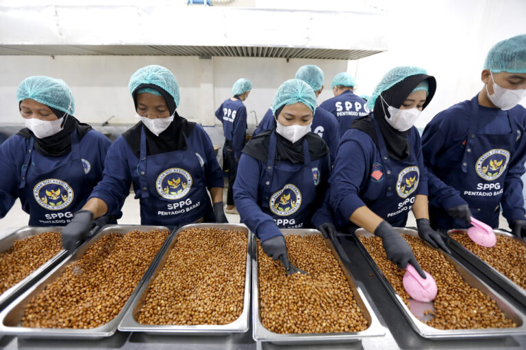 Sejumlah karyawan mencampur bumbu kacang tanah yang akan dimasukan dalam paket makanan bergizi gratis (MBG) di Satuan Pelayanan Pemenuhan Gizi (SPPG) Pentadio Barat, Kabupaten Gorontalo, Gorontalo, Senin (23/2/2026).