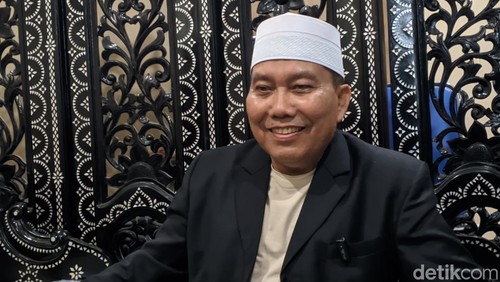 anggota-komisi-x-dpr-ri-muazzim-akbar-saat-ditemui-di-kediamannya-minggu-malam-922025-ahmad-viqidetikbali_169