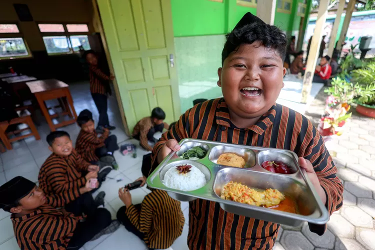 antarafoto-sppg-di-nganjuk-hidangkan-menu-kuliner-nusantara-1767880599-2953554267 (1)
