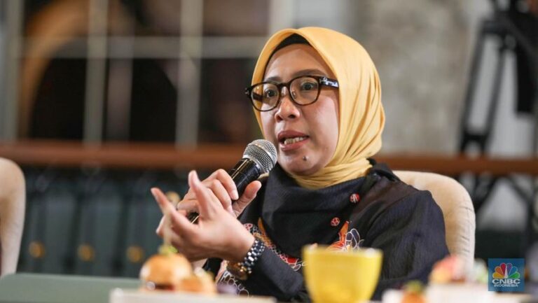 direktur-jenderal-energi-baru-terbarukan-dan-konservasi-energi-kementerian-esdm-ri-eniya-listiani-dewi-menyampaikan-paparan-da-1747362104236_169