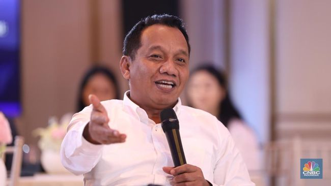 direktur-jenderal-mineral-dan-batubara-kementerian-esdm-ri-tri-winarno-menyampaikan-paparan-dalam-acara-mining-forum-2025-di-j-1742287767806_169