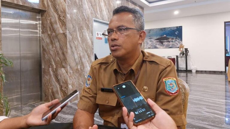 kepala-dinas-tenaga-kerja-transmigrasi-enegeri-dan-sumber-daya-mineral-provinsi-papua-barat-daya-suroso_169