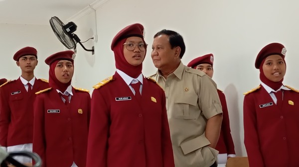 presiden-prabowo-subianto-mengunjungi-sekolah-rakyat-menengah-atas-srma-10-jakarta-1757581596383
