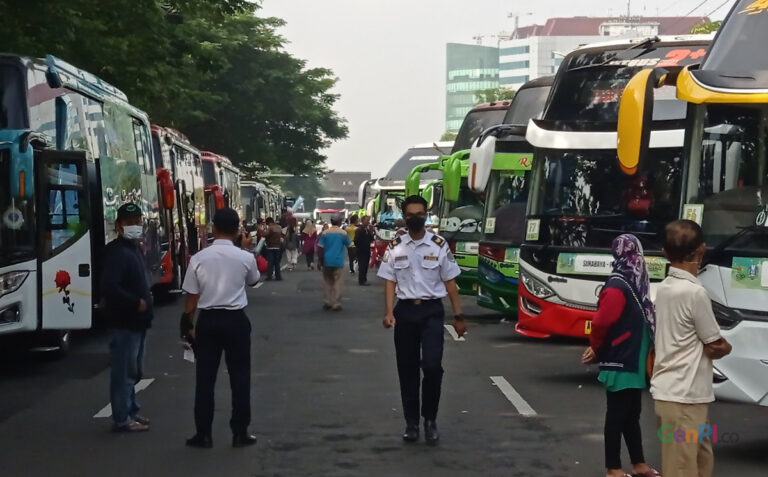 ratusan-bus-terparkir-di-frontage-ahmad-yani-kota-surabaya-l0bs