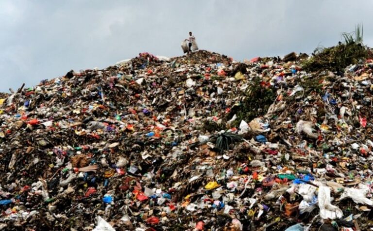 sampah-menggunung-warga-penggilingan-terganggu-bau-busuk-bi8xbr6kmq-5c8130cfbde575675a30ed72