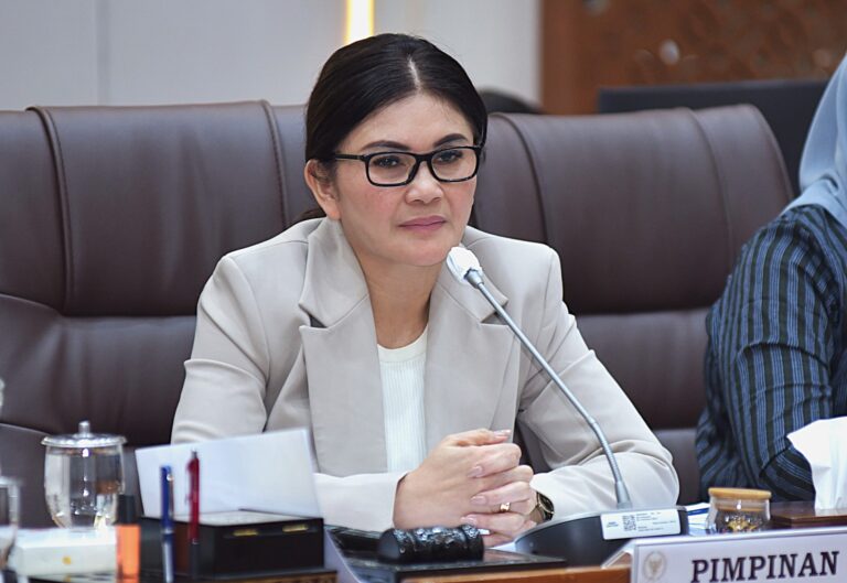Ketua_Komisi_IX_DPR_RI_Felly_Estelita_Runtuwene_saat_Raker_Dan_RDP_dengan_Menkes__Menteri_Kependuduk20250701193141