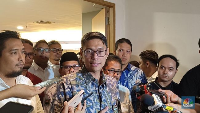 dirjen-perdagangan-dalam-negeri-kemendag-iqbal-shoffan-shofwan-saat-konferensi-pers-di-kantor-kemendag-selasa-1832025-cnbc-ind-1742295421664_169