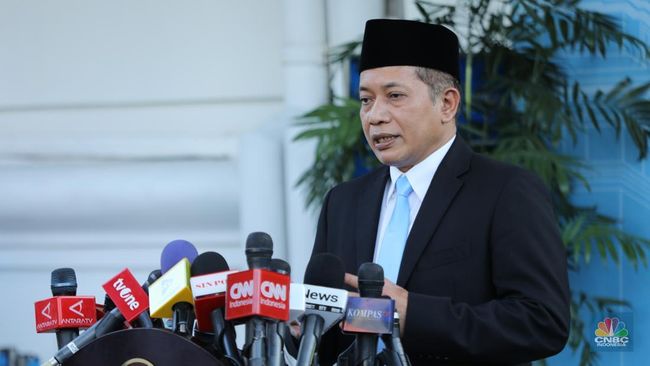 menteri-koperasi-ferry-juliantono-saat-konpres-di-istana-negara-jakarta-senin-892025-cnbc-indonesiatri-susilo-1757328812482_169