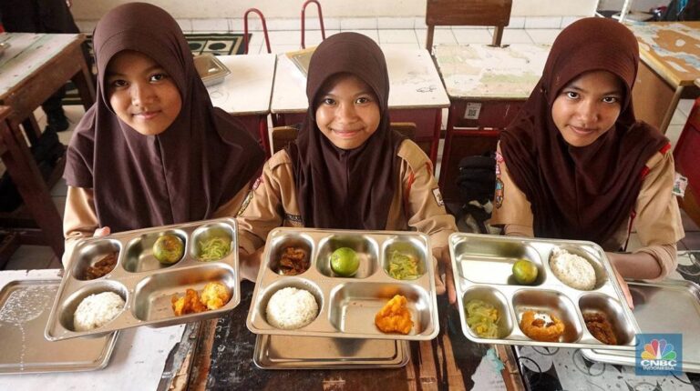 sejumlah-siswa-saat-pelaksanaan-program-cek-kesehatan-gratis-untuk-sekolah-dan-remaja-di-sdn-jati-03-pagi-pulo-gadung-jakarta--1746599011863_169