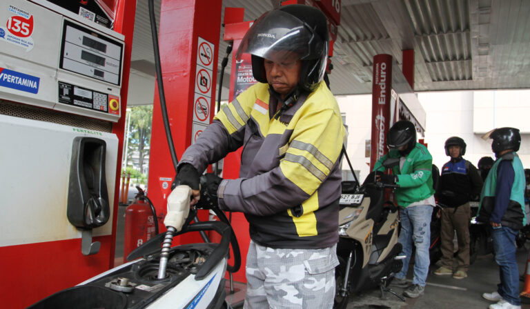 ilustrasi-pengendara-motor-mengisi-bbm-subsidi-di-spbu-sinpoidagus-priatna-1-01102025-115533 (1)