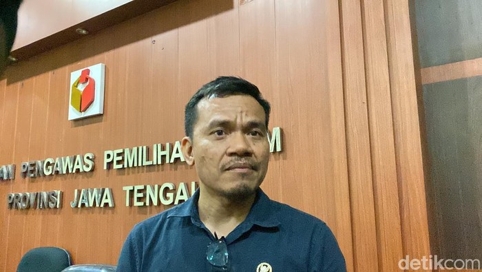 komisioner-komnas-ham-saurlin-p-siagian-di-kantor-bawaslu-jateng-kecamatan-semarang-selatan-selasa-26112024_169