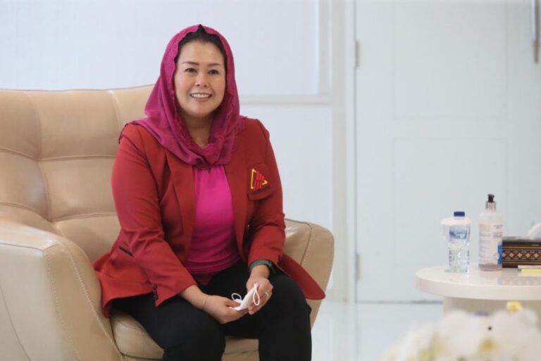 yenny-wahid-putri-dari-presiden-ke-4-ri-abdurrahman-wahid-atau-yang-akrab-disapa-gus-dur-64d1e0bc88dd7