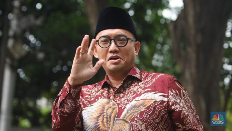 juru-bicara-menhan-dahnil-anzar-simanjuntak-tiba-di-jalan-kertanegara-jakarta-selasa-15102024-cnbc-indonesiafaisal-rahman-3_169