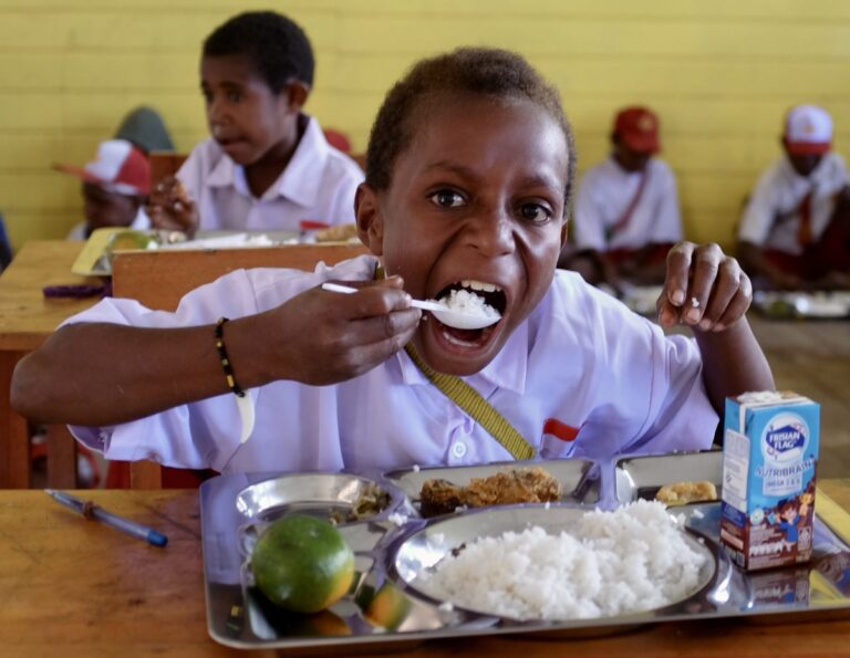 senangnya-siswa-sd-di-papua-tengah-dapat-makan-gratis-perdana