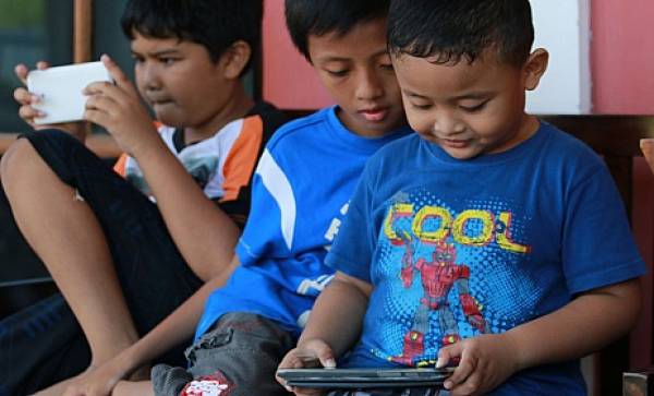 tiga-terapi-mengatasi-anak-kecanduan-gadget-98 (1)
