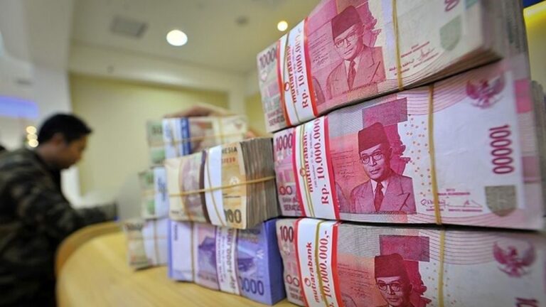 ilustrasi-tumpukan-uang-kertas-rupiah-pada-salah-satu-bank-di-jakarta-antara-fotoyudhi-mahatmassmesaa-1675233378-02-2023