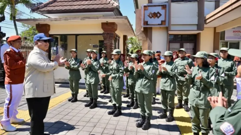 temui-siswa-presiden-republik-indonesia-prabowo-subianto-saat-mengunjungi-sekolah-rakyat-menengah-pertama-srmp-17-tabanan-di-sentra-mahatmiya-bali-bpmi-setpresrusman-hh6Br