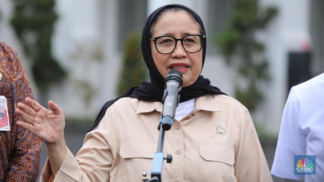 wakil-kepala-badan-gizi-nasional-bgn-nanik-sudaryati-deyang-menyampaikan-keterangan-saat-konferensi-pers-di-smkn-1-jakarta-kam-1767843420032_169 (1)