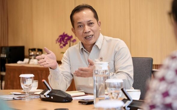 26546-wakil-menteri-koperasi-ferry-juliantono