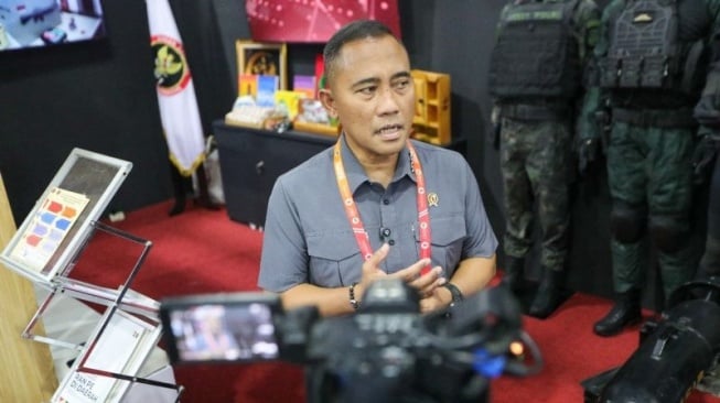 64814-kepala-bnpt-komjen-pol-eddy-hartono-saat-mengunjungi-booth-bnpt-di-pameran-indo-defence