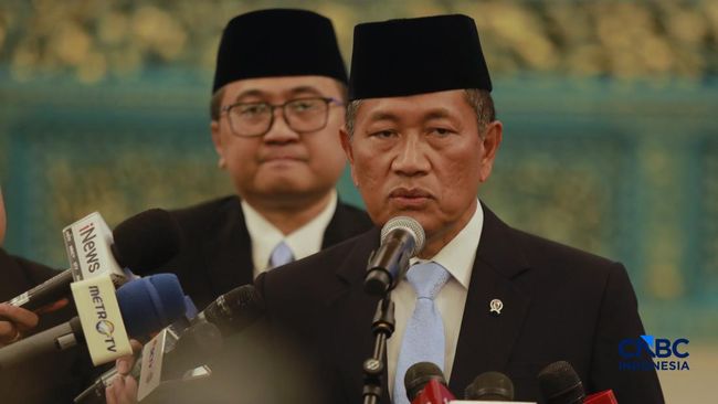 donny-ermawan-taufanto-saat-dilantik-sebagai-gubernur-universitas-republik-indonesia-oleh-presiden-prabowo-subianto-di-istana--1784713916445_169