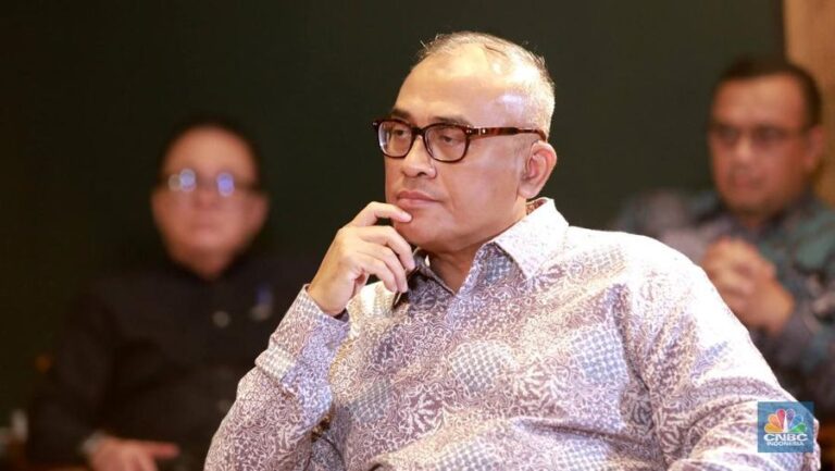 ketua-umum-perhapi-sudirman-widhy-hartono-saat-menyampaikan-paparan-dalam-cnbc-indonesia-coffee-morning-di-queens-head-kemang-1761194908821_169