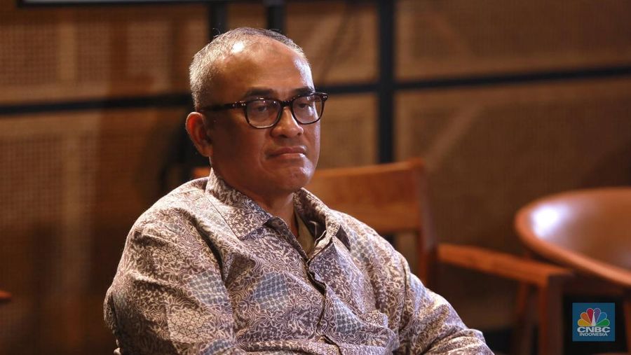 ketua-umum-perhapi-sudirman-widhy-hartono-saat-menyampaikan-paparan-dalam-cnbc-indonesia-coffee-morning-di-queens-head-kemang-1761194909019_169