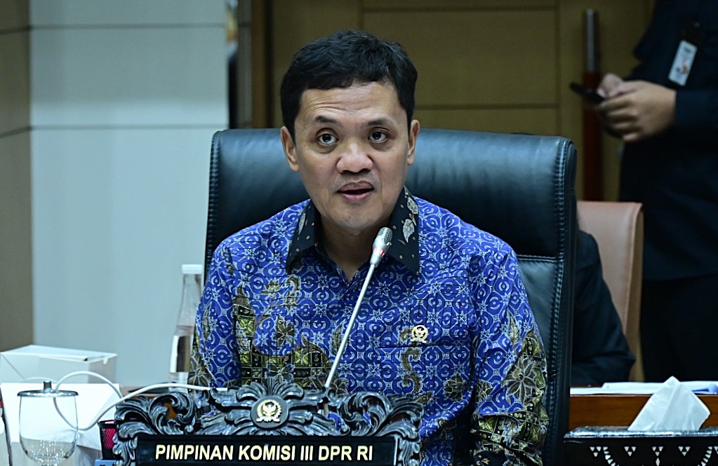 Ketua_Komisi_III_DPR_RI_Habiburokhman_saat_Rapat_Dengar_Pendapat_RDP_bersama_Badan_Keahlian_BK_S20241202193300