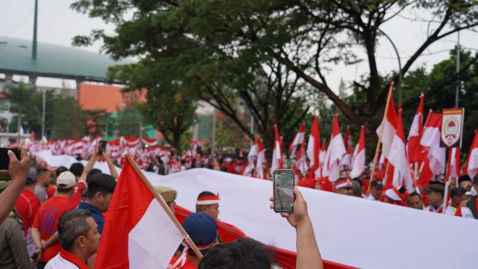 Ribuan-Mahasiswa-Gelar-Kirab-Merah-Putih-pemuda-696x392