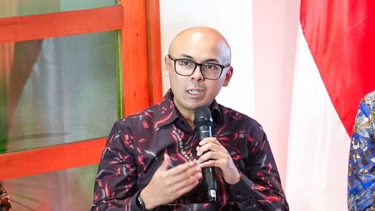 kepala-bakom-m-qodari-serta-asisten-khusus-presiden-dirgayuza-dan-agung-gumilar-di-peluncuran-buku-presiden-solusi-digelar-di--1780940035694_169