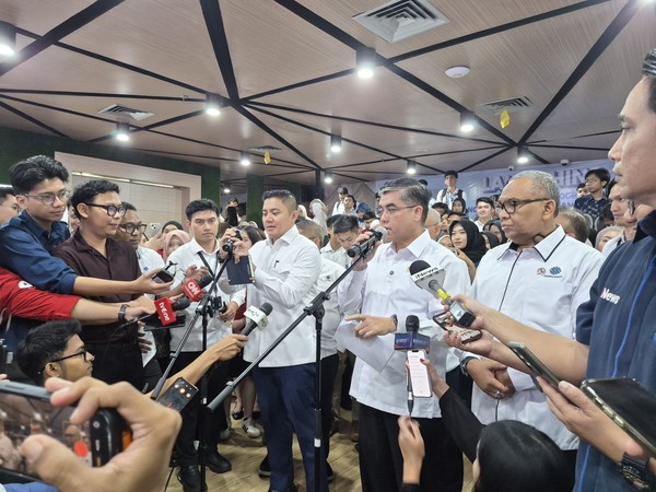 menaker-yassierli-dalam-acara-launching-pembukaan-program-pemagangan-nasional-lulusan-perguruan-tinggi-angkatan-2-tahun-2026-d-1782711822750