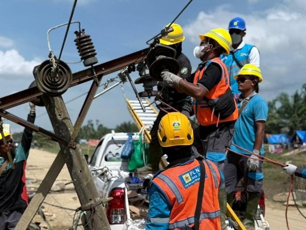 pendirian-tiang-listrik-beton-dan-pemasangan-konduktor-jaringan-di-desa-seruwai-aceh-tamiang-foto-pln-aceh-1770648306167_43