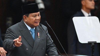 presiden-prabowo-subianto-tengah-berjalan-keluar-ruangan-usai-mengikuti-sidang-tahunan-mpr-ri-1755239278365_169