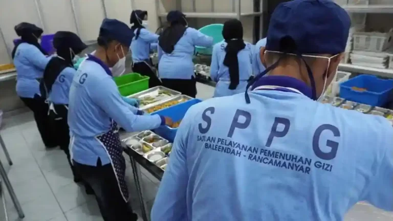 Pegawai-SPPG-sedang-menyiapakn-Program-Makan-Bergizi-Gratis-MBG