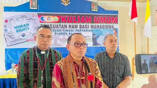 Staf-Khusus-Menteri-HAM-RI-Thomas-Harming-Suwarta-saat-membawakan-kuliah