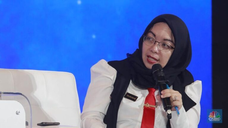 guru-besar-feb-universitas-indonesia-telisa-aulia-falianty-menyampaikan-pemaparan-dalam-acara-cnbc-indonesia-economic-update-2-1750232534891_169