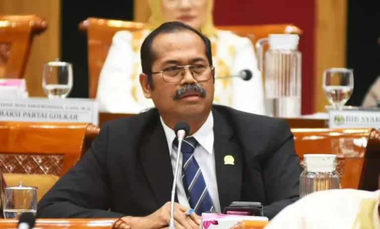 Anggota_Komisi_X_DPR_RI_Furtasan_Ali_Yusuf_dalam_Rapat_Dengar_Pendapat_Umum_RDPU_Komisi_X_dengan_b20241105215448-3891915818