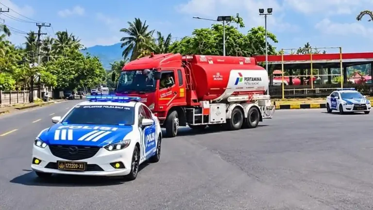 Mobil-Patwal-Ditlantas-Polda-Bali-mengawal-truk-BBM-23