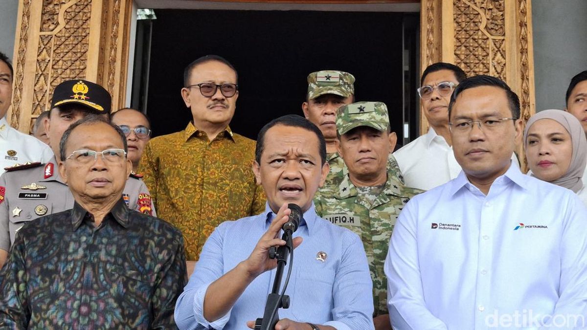 menteri-energi-dan-sumber-daya-mineral-esdm-bahlil-lahadalia-saat-ditemui-awak-media-di-fuel-terminal-ft-sanggaran-denpasar-ba-1792397893359_169