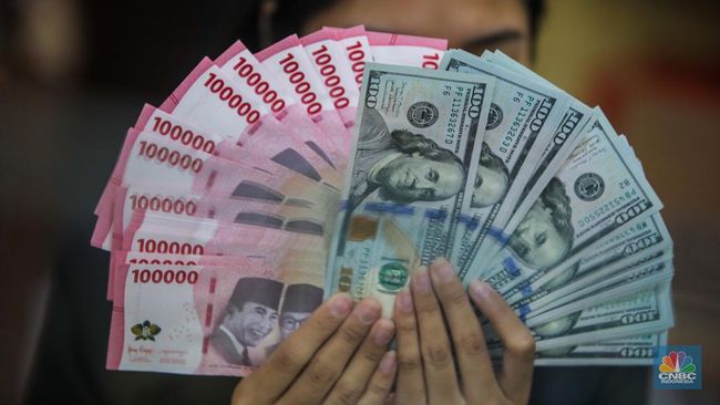 petugas-menjunjukkan-uang-pecahan-dolar-as-dan-rupiah-di-dolarindo-money-changer-jakarta-selasa-842025-1744086432570_169 (1)